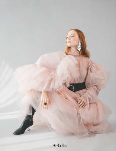 aga sadowa różowa sukienka sesja modowa w studio profesjonalne zdjęcia 