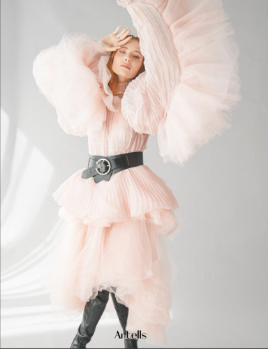 aga sadowa różowa sukienka sesja modowa w studio profesjonalne zdjęcia 